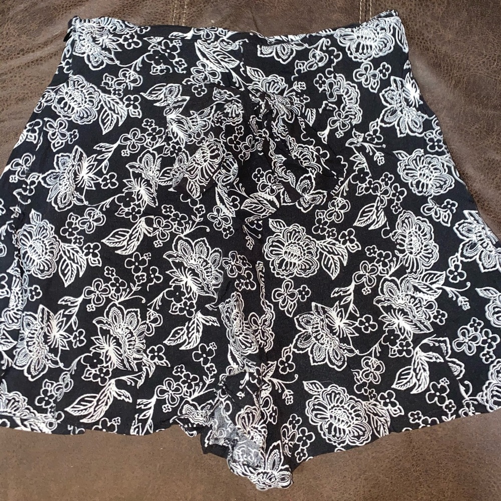 Gorgeous black and white flowy shorts